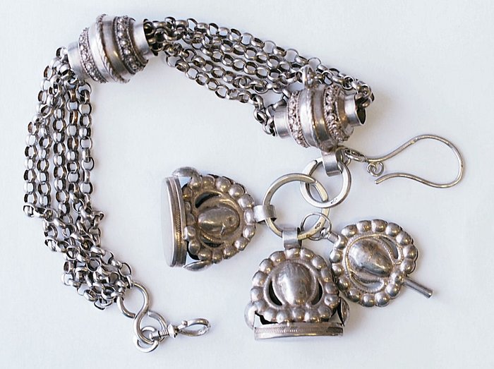 Antieke zilveren  Chatelaine / horloge ketting uit begin / midden 19e eeuw.