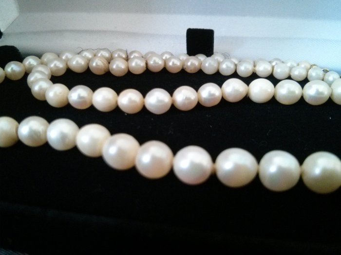 Antique pearl necklace from the 1930s.