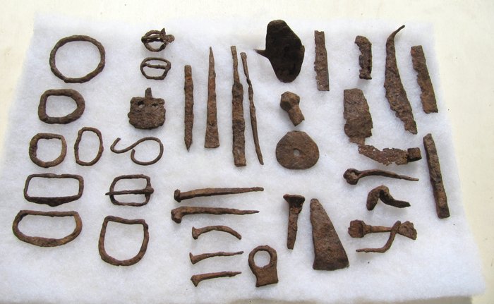 Verzameling 37 Romeinse ijzeren gespen, spijkers, messen 