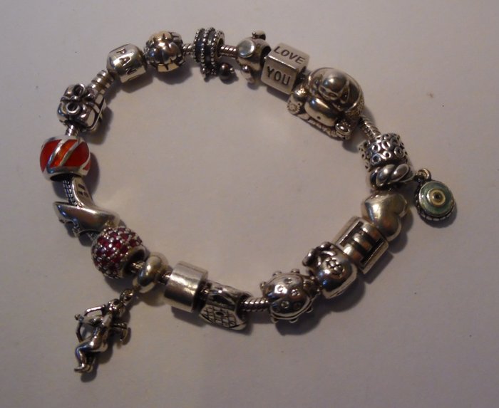 Full Pandora bracelet with 18 charms - Catawiki