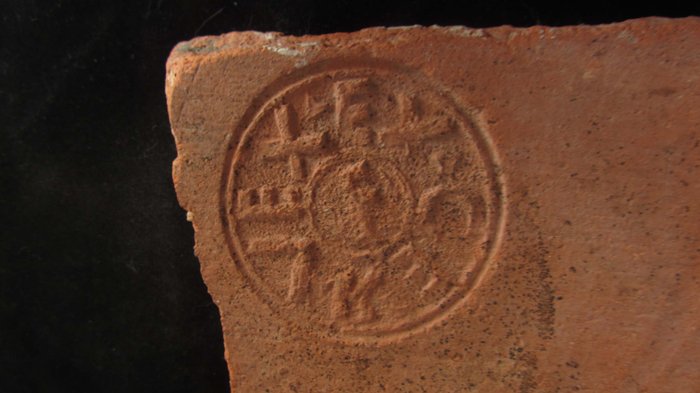 Romeins dakpanfragment met legioenstempel "VEX EX GER" - Lengte 18 cm