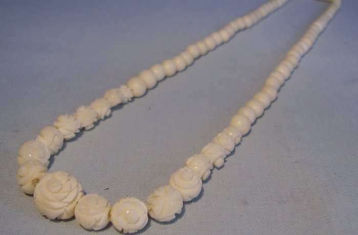 Necklace made of ivory - hand-carved ivory roses - Catawiki