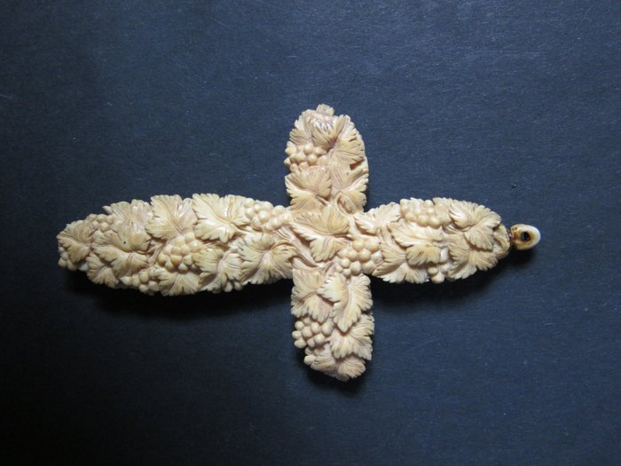 Antique ivory top-quality carved cross pendant from Dieppe - Catawiki