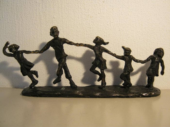 Astrid Veldhuyzen-Koppen - Gladlynt undertecknat skulptur - 5 barn leker