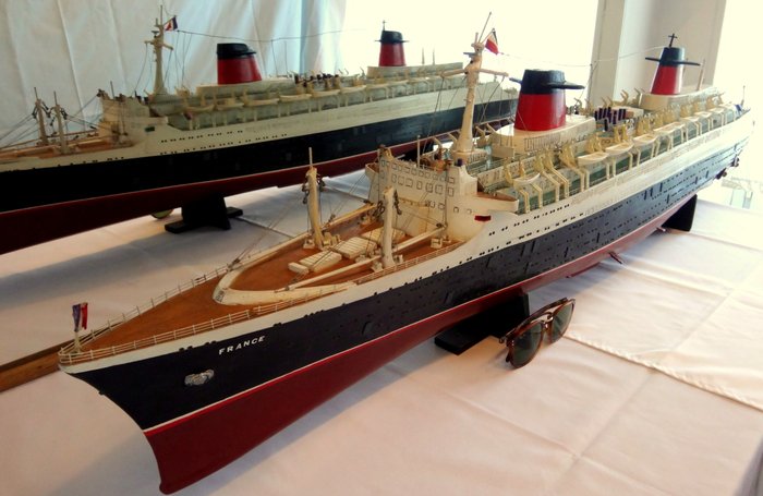 Scale model of the liner FRANCE
