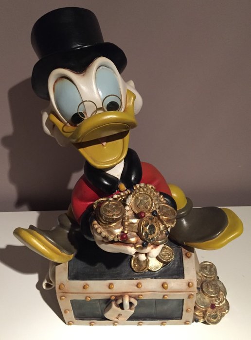 Disney - Beeld Dagobert Duck op zijn schatkist - 52 cm