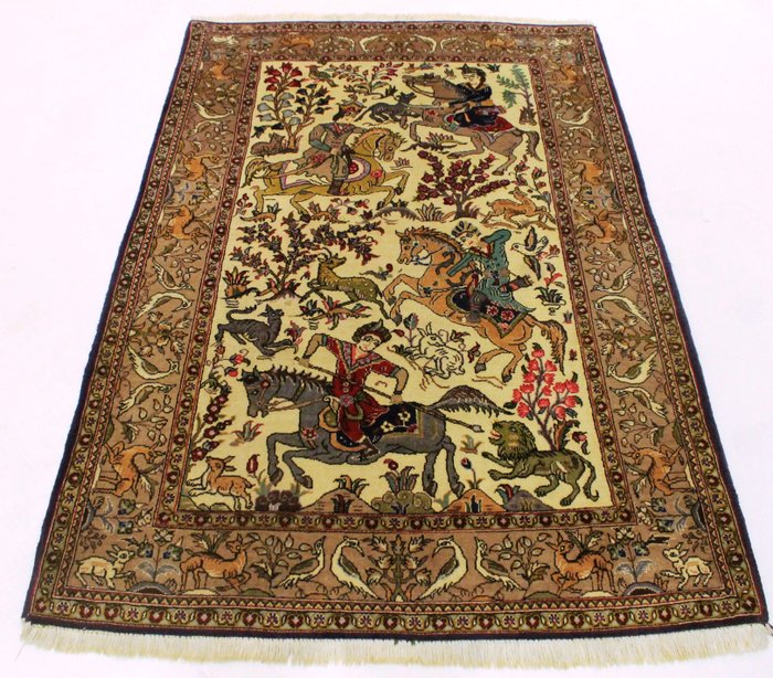 bien précieux tapis persan Ghom motif arbre de vie scene de chasse avec cavalier royale en laine kork avec de la soie 107 x 160 cm fait en Iran autour de 1980/1990 état neuf
