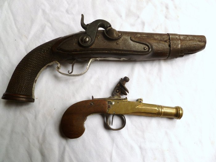 Two Antique pistols. Both French made: one 1780's and one - Catawiki