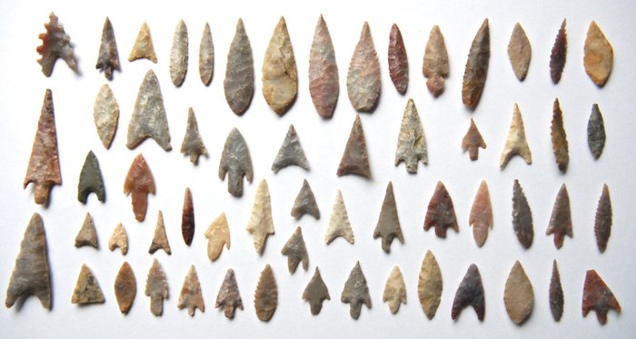 Lot with 59 Neolithic arrowheads from Niger - 15-60 mm 