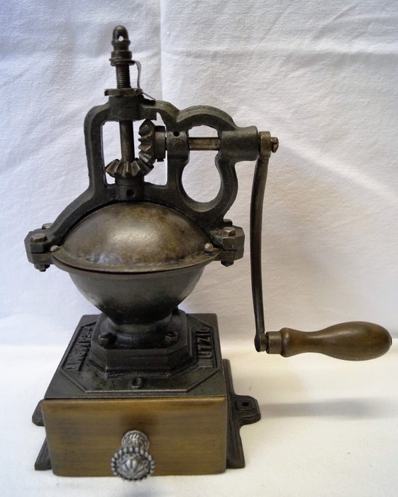 A lot of antique coffee mill  Mutzig - Framont 1880 - 1900