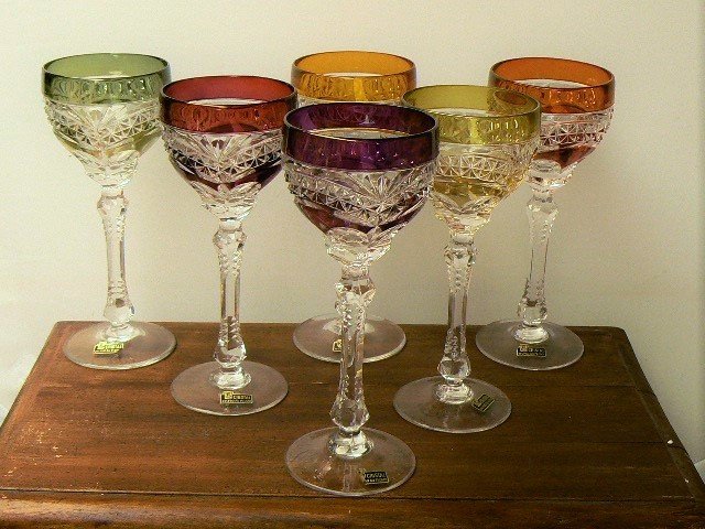 Sechs böhmische Kristallweingläser mit farbigem Glanz, Tschechische Republik, 20. Jahrhundert,