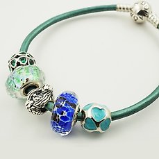 Bracelet Pandora en cuir lisse vert avec cinq breloques - Catawiki