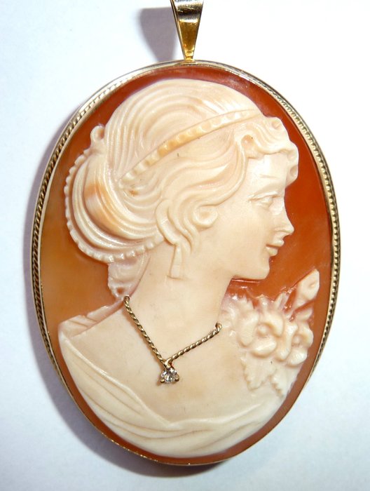 Large antique cameo in 14 kt / 585 gold set with diamond women portrait - Italy