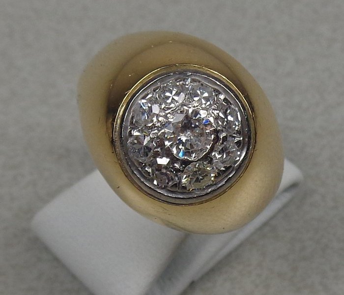 Gold men's pinky ring with 9 diamonds. 0.70 ct 18 kt

