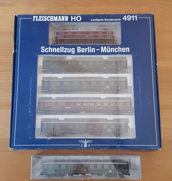 Fleischmann H0 - 4911 / 84 5854 - limitierte Sonderreihe, E19 11 + Wagen der DR

