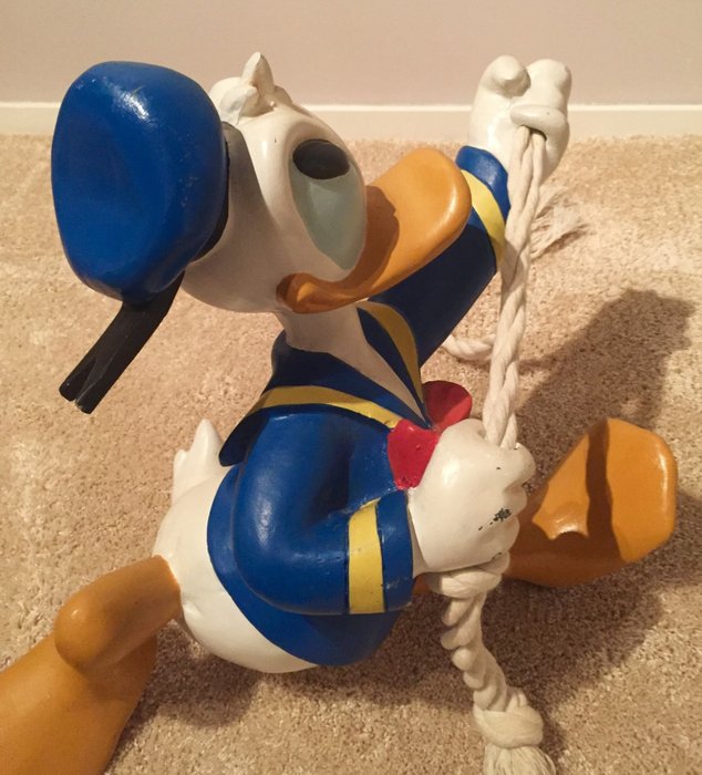 Disney - Statue Donald Duck climbing on rope