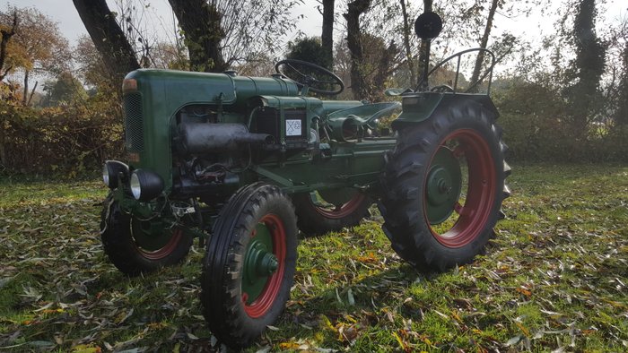 Holder - B10 oldtimer tractor - 1952