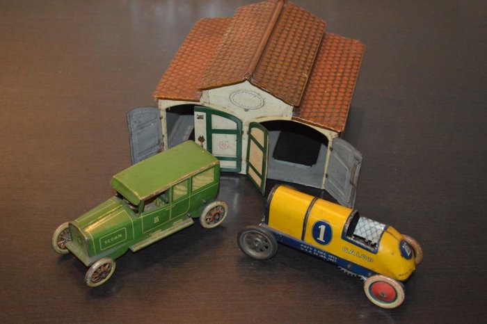 Lehmann, Germany - Length 14-16 cm - Tin Duuble Garage Set No.772 with wind-up Sedan No.765 and Galop Racer No.760, 1920s