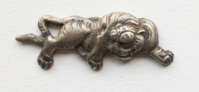 A set of two silvered menuki, both in the shape of a tiger - Catawiki