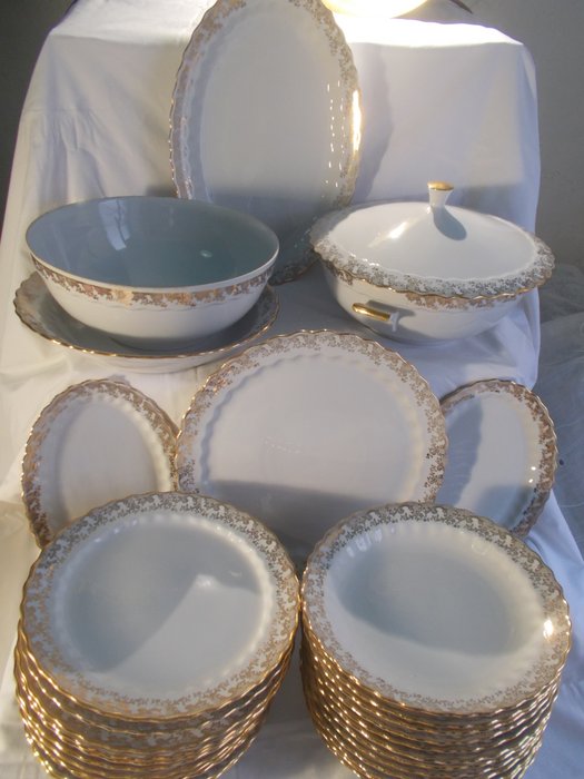 34 pièces de service en porcelaine de Vitriam, bordure à décor floral doré or.