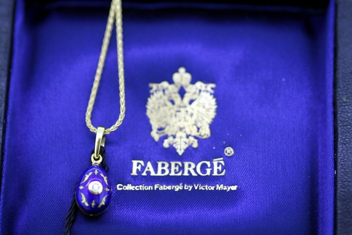 Faberge – Halskette aus 18 kt Gelbgold und Ei-Anhänger aus blauer Emaille mit Diamant