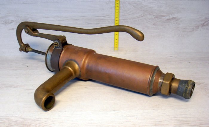 Antike Messing Hand- (Wasser-) Pumpe, komplett - Niederlande