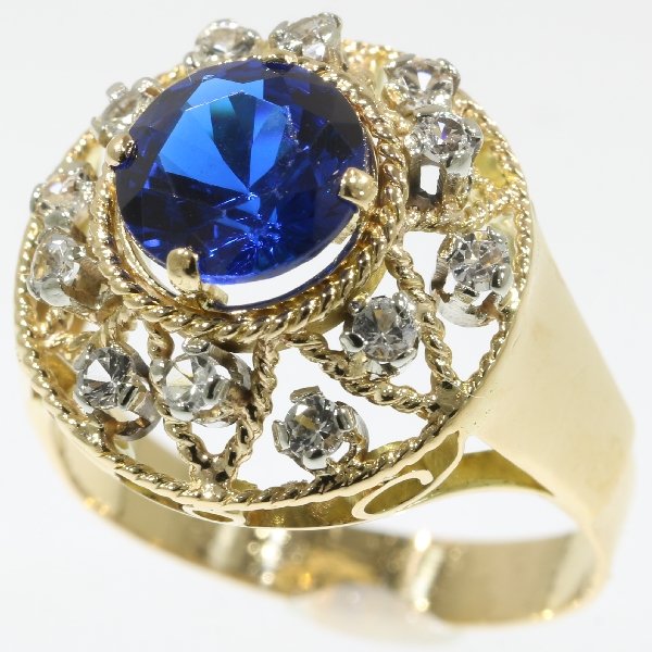 Onwijs Vintage mooie gouden ring met een centrale blauwe steen, omringd MQ-25
