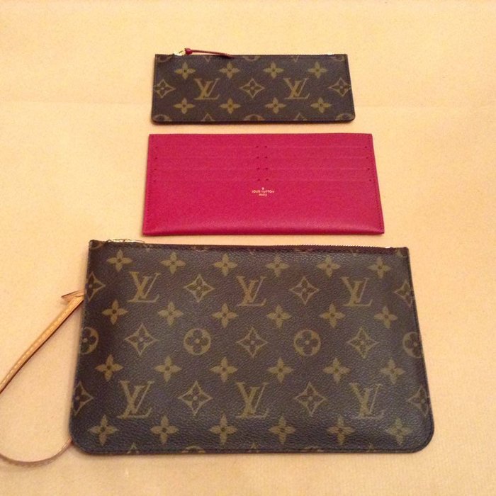 Louis Vuitton – clutch with strap/leather credit card holder - Catawiki