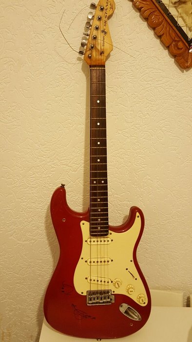 Fender Sunn Mustang (jaren 80 ) - Afmeting : 100 cm x  47 cm 