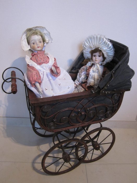 Antieke oude Kinderwagen met twee mooie pop van porselein hoofd en ledematen met hand geschilderd - midden 20e Eeuw