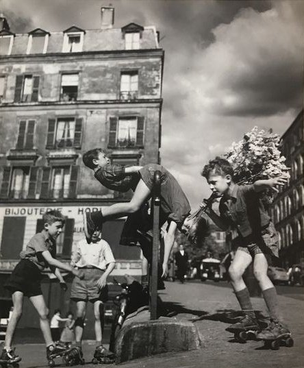 Robert Doisneau (1912-1994) - Les Lilas de Menilmontant, Paris, 1956