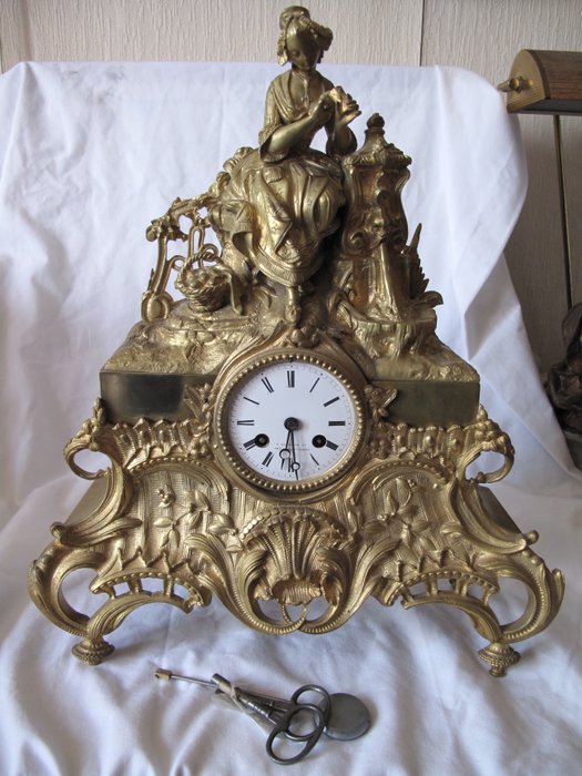 Antique pendulum clock in bronze "La Femme Élégante" complete with key and pendulum - circa 1840.