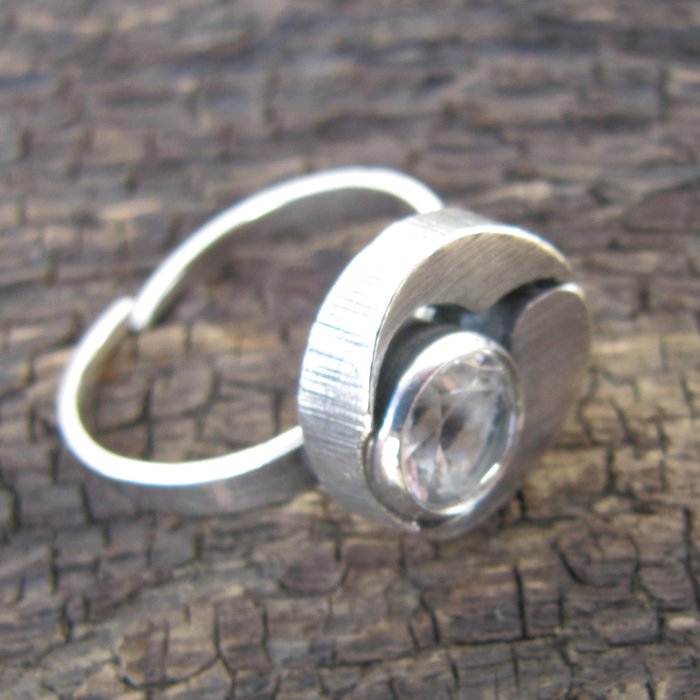 Karl Laine Finland 925 Zilveren Design ring uit de jaren 80 met een gefacetteerde Bergkristal.