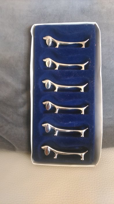 6 silvered Dachsund shaped knife rests
