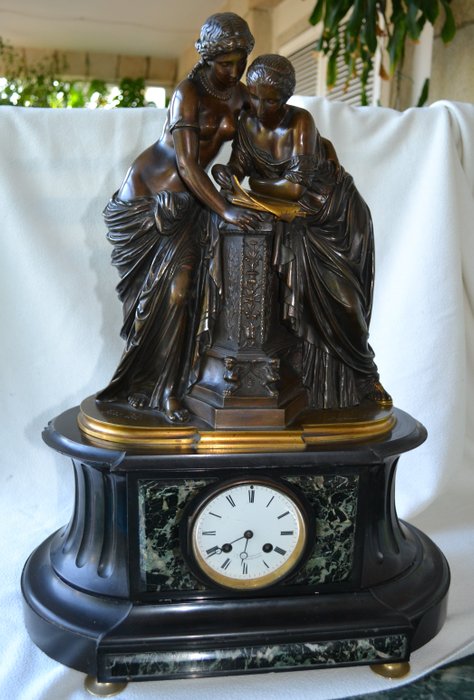 Bronze sculpture with clock on a marble base - Auguste Louis Mathurin MOREAU - Paris, France (1834-1917). Signed and numbered. 