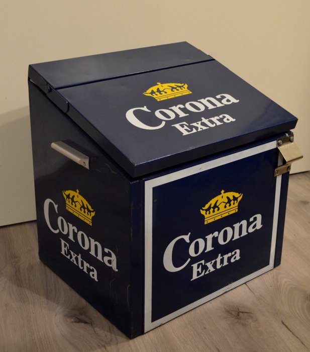 Metalen Corona Extra koelbox.