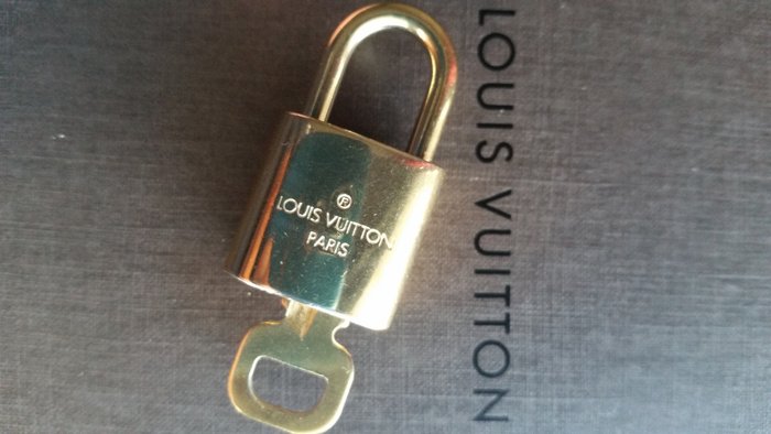 Louis Vuitton – Padlock and key - Code: 301 - Catawiki