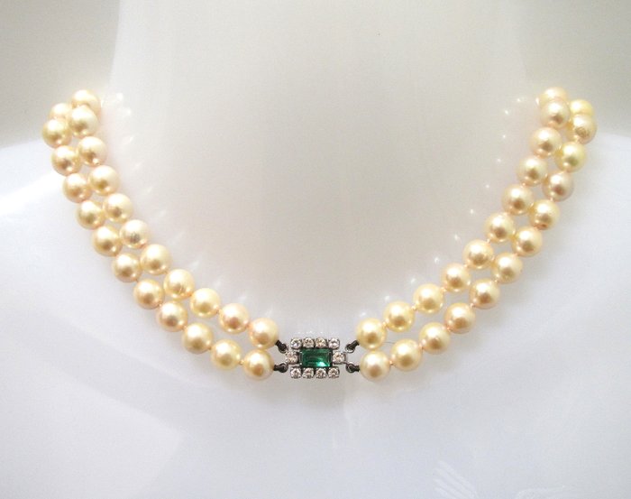 Collar de perlas cultivadas auténticas en oro blanco de 14 kt, con cierre de esmeralda y brillantes. 1,1 ct en total.