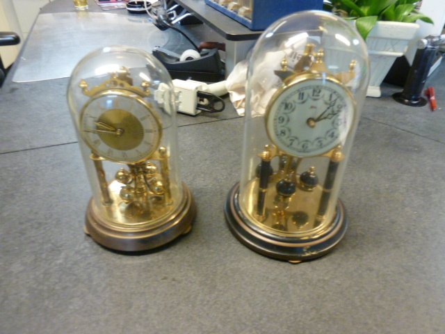 2 horloges avec années avec couvercle en cloche – come et FHS – environ de 1950