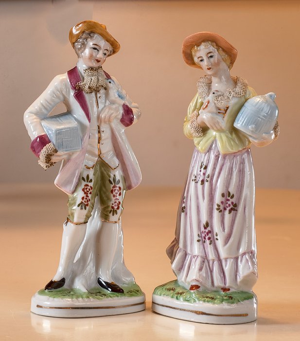  Twee porseleinen beeldjes, van een man en vrouw, van onbekende maker