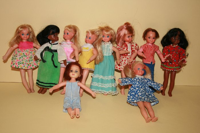 10 Barbie puppen 70er Jahre mit Koffer und Kleidung