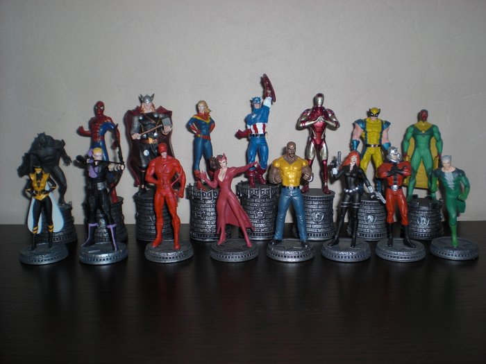 Marvel Chess game 1st collectors series of 32 chess pieces