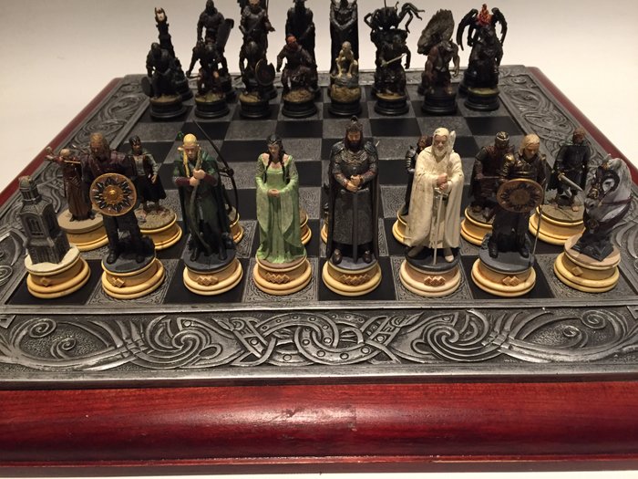 Jeu d'échecs Lord of the Rings avec pièces en plomb et échiquier en chrome médiéval. Début du 21e siècle