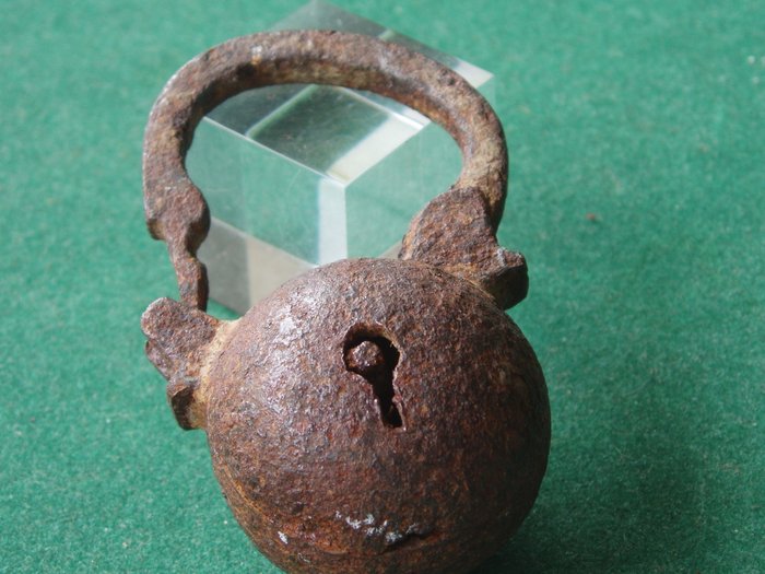 Zeldzaam middeleeuws kogelslot /slot - ijzer - 6,2 cm