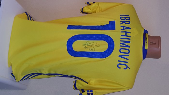 Zlatan Ibrahimovic - Sweden home shirt 