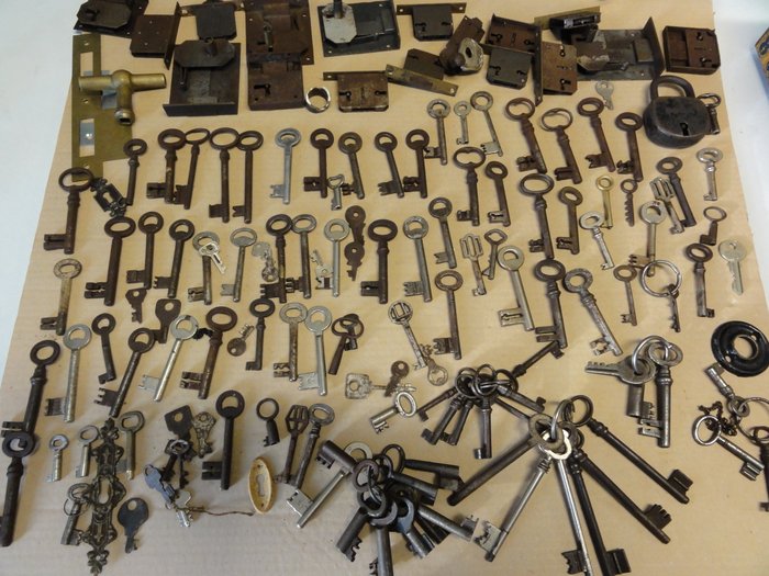 Onwijs Lot van 100 stuks antieke en oude sleutels met 18 oude - Catawiki AE-96