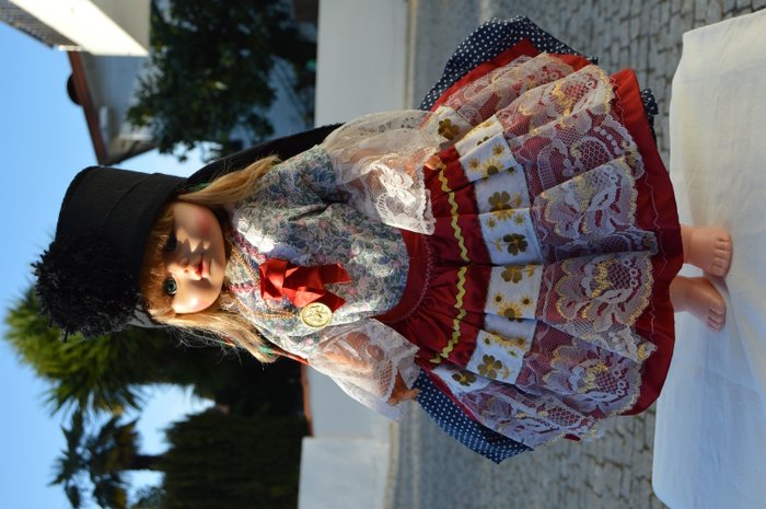 Schöne portugiesische Puppe mit sieben Röccken, Nazaré-Portugal
