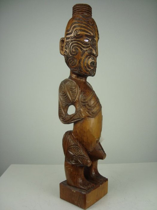 Wooden statue of a warrior - Maori - New-Zealand