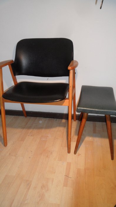 2 vintage teak houten stoelen met zwarte skai De stoelen