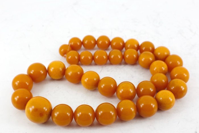 Collier de perles en ambre de la Baltique couleur caramel, ambre ancien 